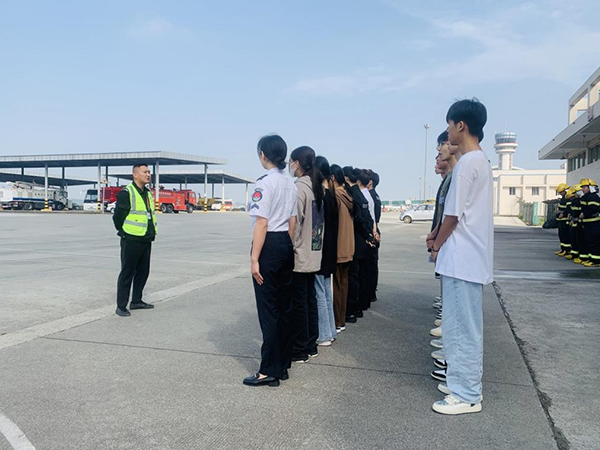 綿陽(yáng)機(jī)場(chǎng)安檢站對(duì)閬中機(jī)場(chǎng)、民航校  實(shí)習(xí)生開(kāi)展軍訓(xùn).png