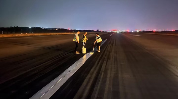 深夜，航班結(jié)束后，工作人員對(duì)跑道中心線進(jìn)行復(fù)新_副本.jpg